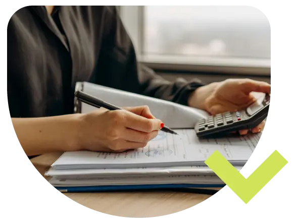 imagen persona escribiendo en papel con calculadora en mano